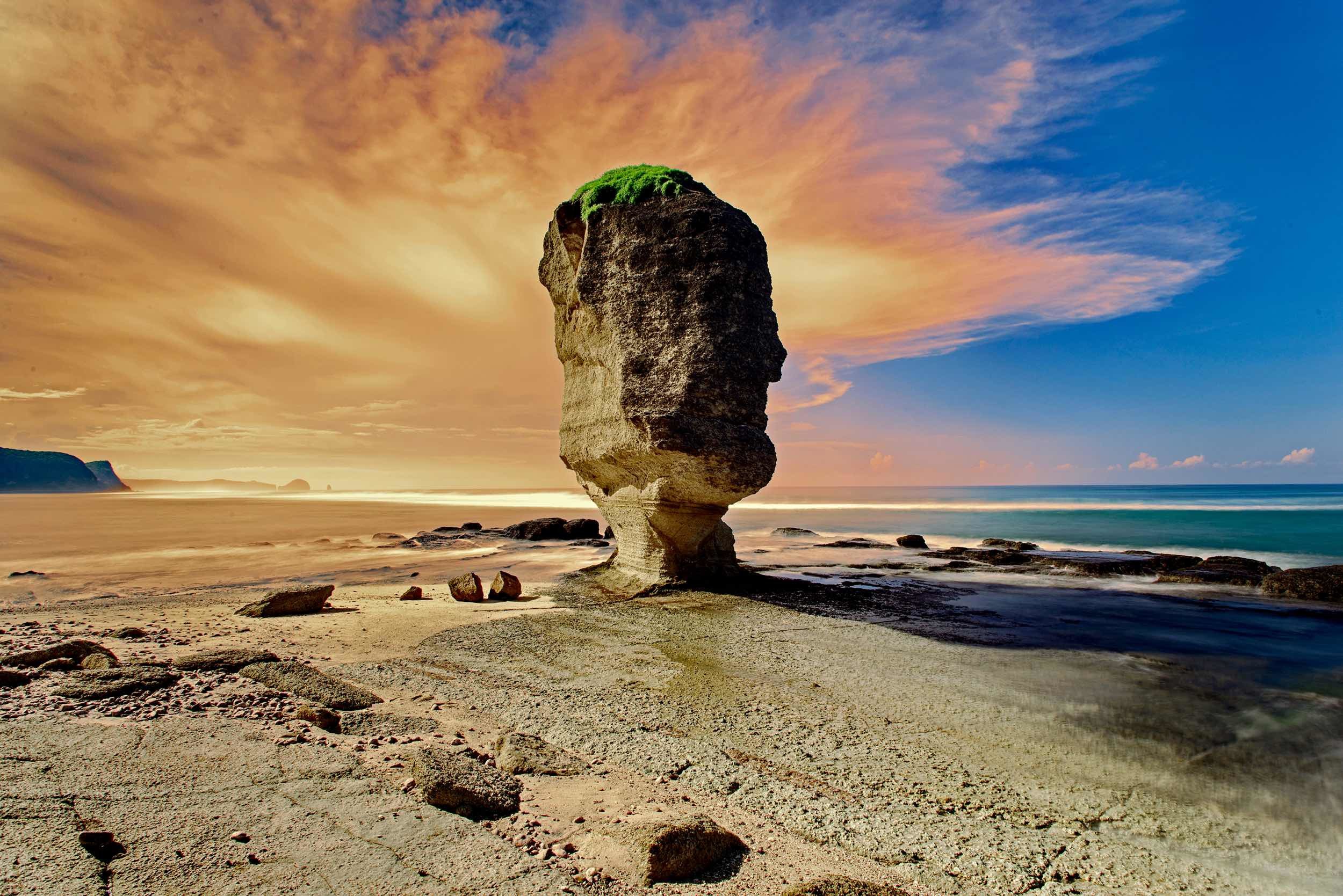 Menikmati Keindahan Pantai Batu Payung, Destinasi Wisata di Lombok