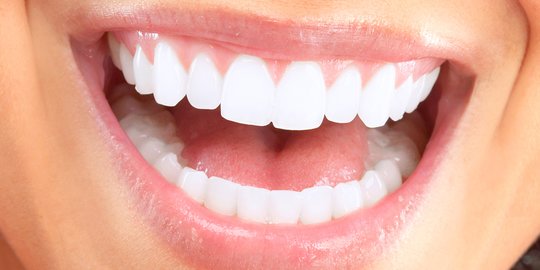 Cara Memutihkan Gigi dengan Bahan Alami: Senyum Cerah Tanpa Efek Samping