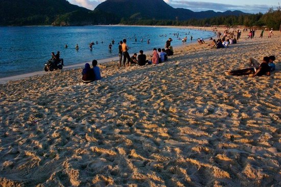 Pesona Keindahan Wisata Pantai Lampuk: Surga Tropis yang Menyegarkan