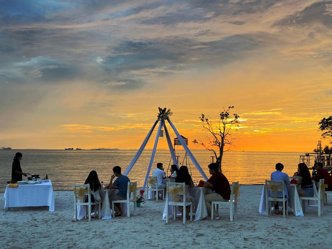 Sunset Yoga: Menyatu dengan Alam di Pantai Viovio, Batam